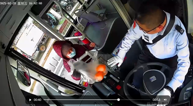 公交司机搭一把手，成就了温暖的故事