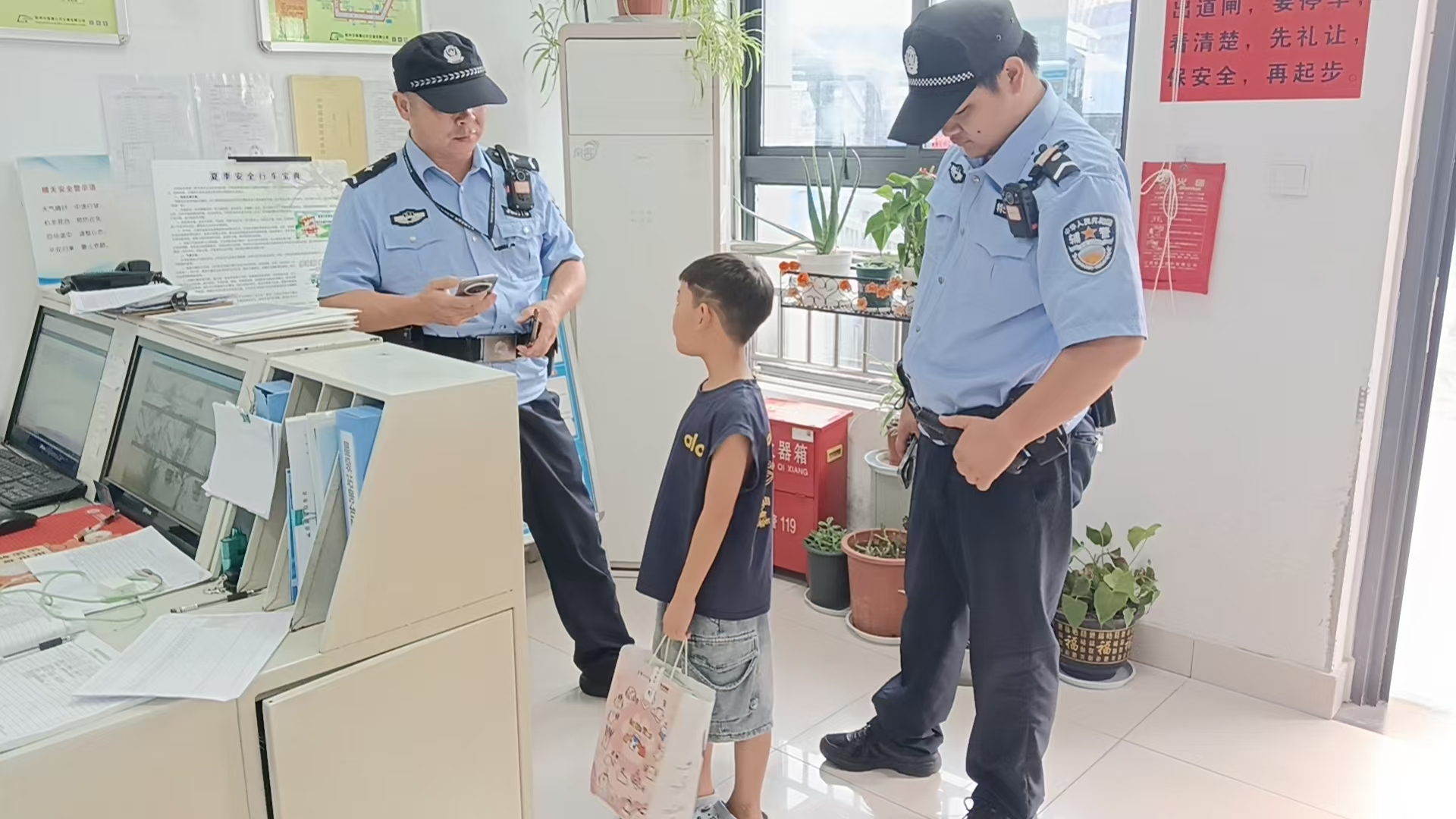 小娃独自外出迷路，365路公交车搭起