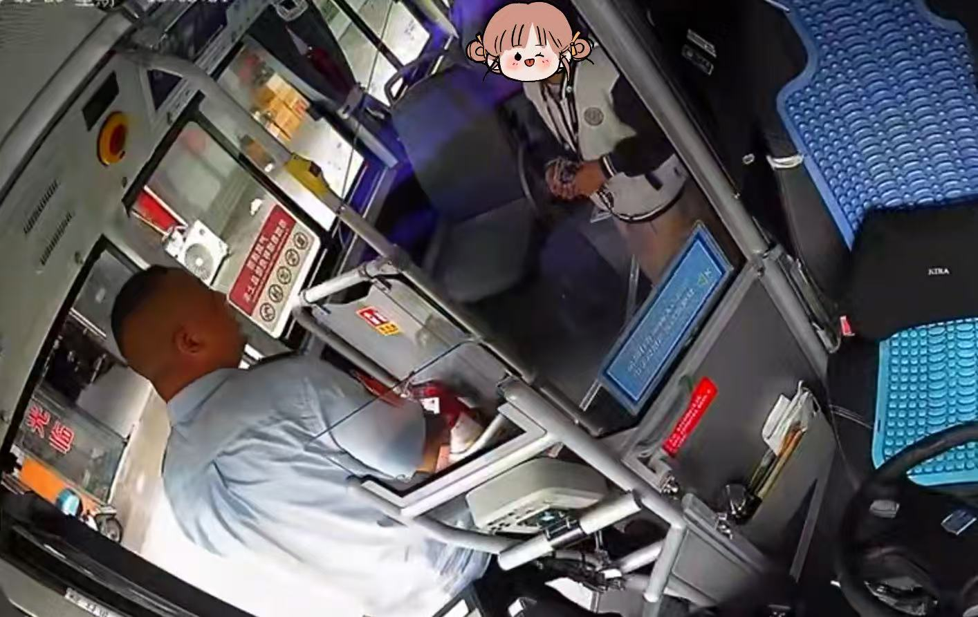 小女孩坐错车迷路哭泣，公交司机的举动暖了